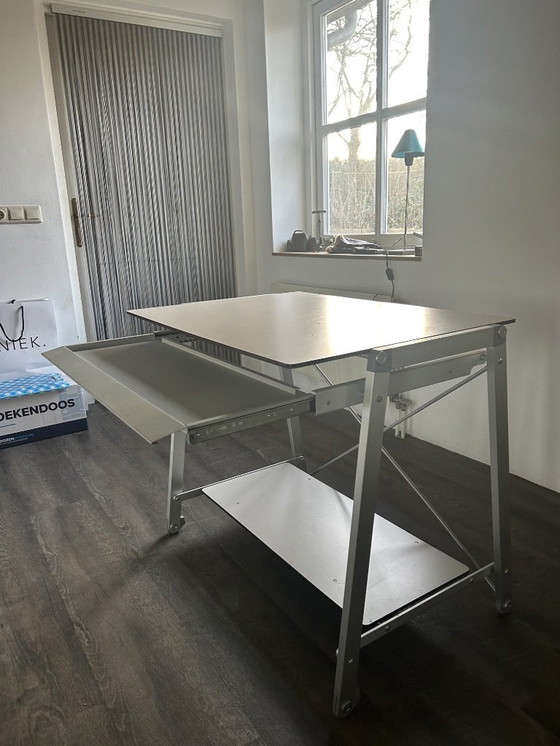 Image 1 of Table design pratique pour espace de travail