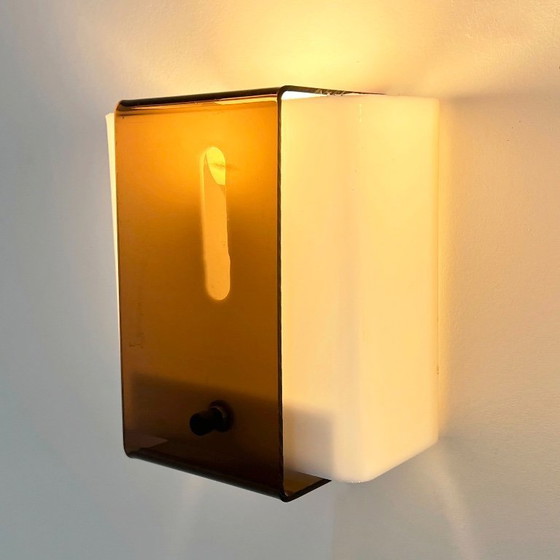 Image 1 of Ein Paar Space Age Smoke-Wandlampen aus Plexiglas, 1970er Jahre