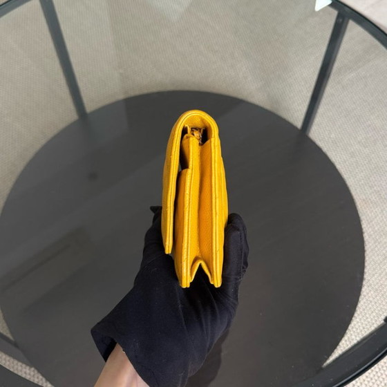 Image 1 of Portafoglio Chanel con catena WOC - Serie 25 in pelle trapuntata color giallo caviale