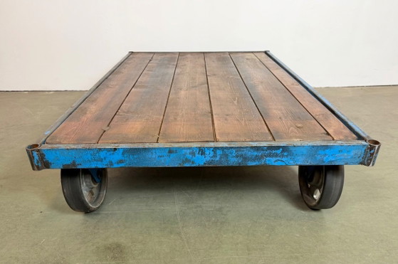 Image 1 of Carrito de mesa de centro industrial azul grande, década de 1960.