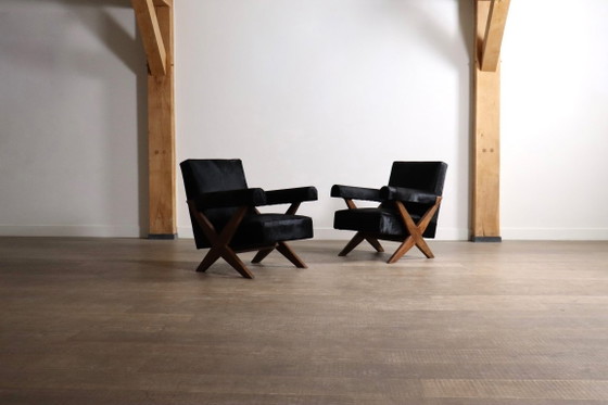 Par de sillones Pierre Jeanneret con patas en forma de X, Chandigarh, década de 1960. – Leather, Vintage (photo 3 of 16)