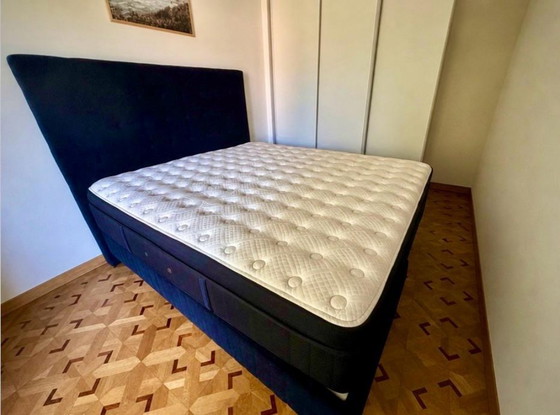 Stearns & Fosters bed met hoofdbord + bedbodem + matras – Tweepersoonsbedden, Textile (photo 5 of 10)