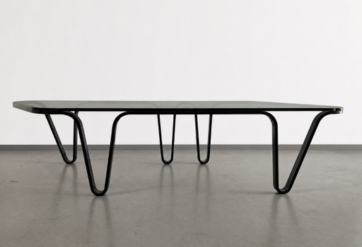 Table basse design artisanale – Pièce unique en acier sculptural et verre fumé, 180 × 60 × 40 cm