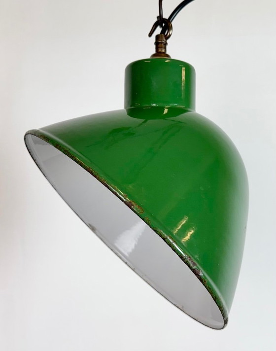 Image 1 of Industriële Britse hanglamp van groen emaille, jaren 60