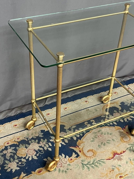 Carrello di servizio su ruote con due ripiani in vetro e struttura in ottone. – Carrelli bar, Glass, Brass (photo 3 of 5)