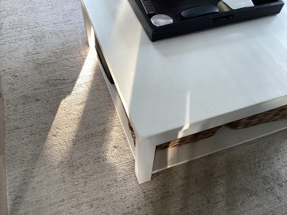 Image 1 of Mesa de centro cuadrada y robusta. Madera maciza.