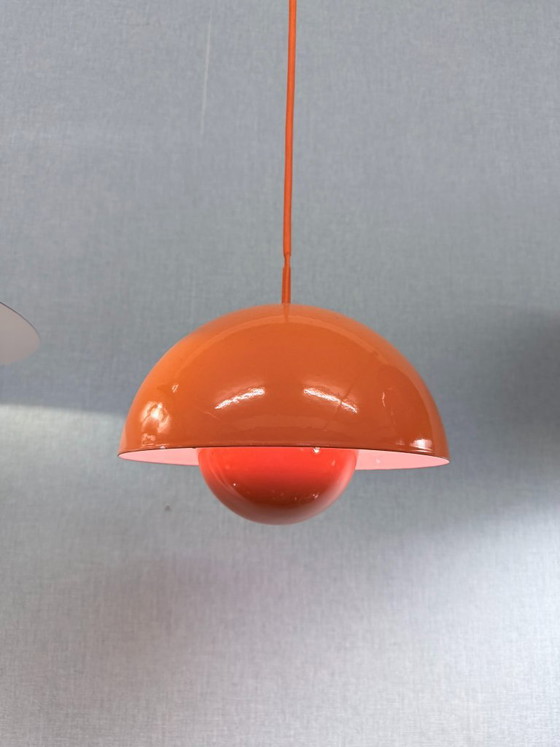 Pot de fleurs Louis Poulsen VP1 – Verner Panton – émail orange – Suspensions, Metal (photo 2 of 9)