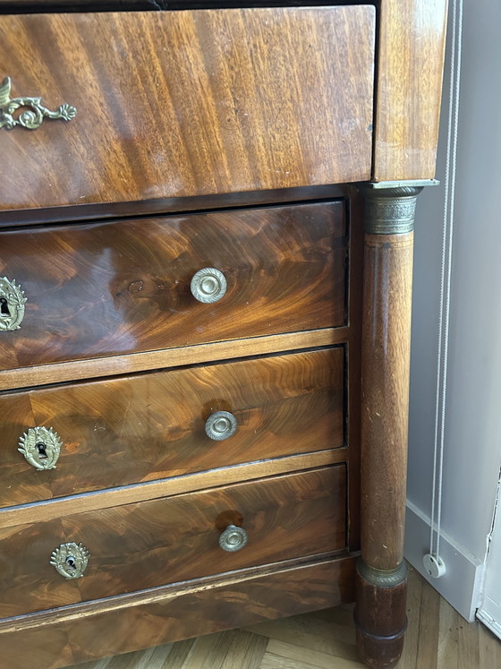 Image 1 of Commode in Empire-stijl uit de 19e eeuw, vervaardigd uit gevlamd mahoniehout – origineel zwart marmeren blad intact

