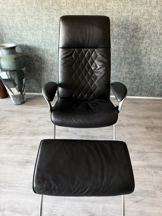 Image 1 of Poltrona lounge James Stressless con poggiapiedi in pelle nera e alluminio