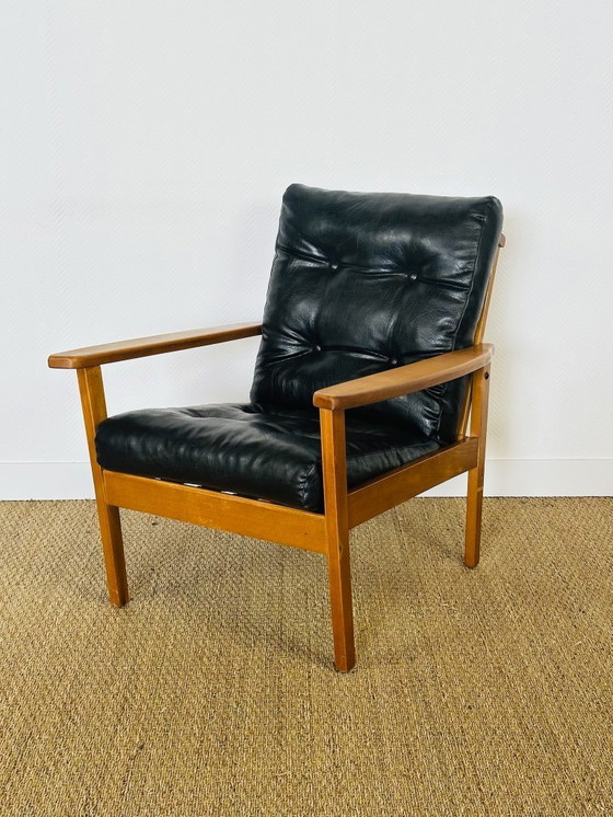 Image 1 of Vintage Scandinavische fauteuil van zwart leer en hout, 1960
