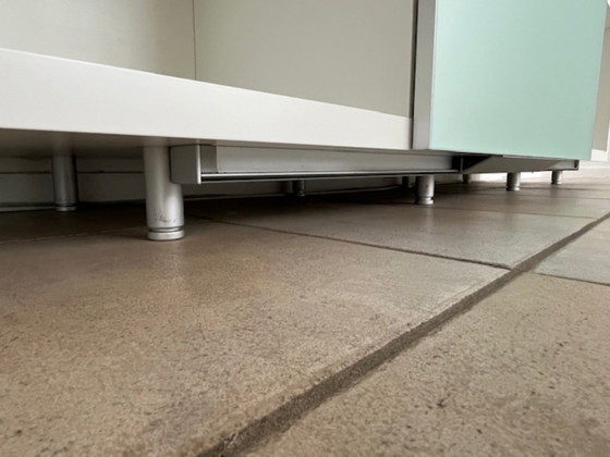 Molteni Systeem Pass hoge kast in kalkwit met schuifdeur in zilverglans glas en bovenblad in Wengé – Molteni&C (photo 5 of 5)