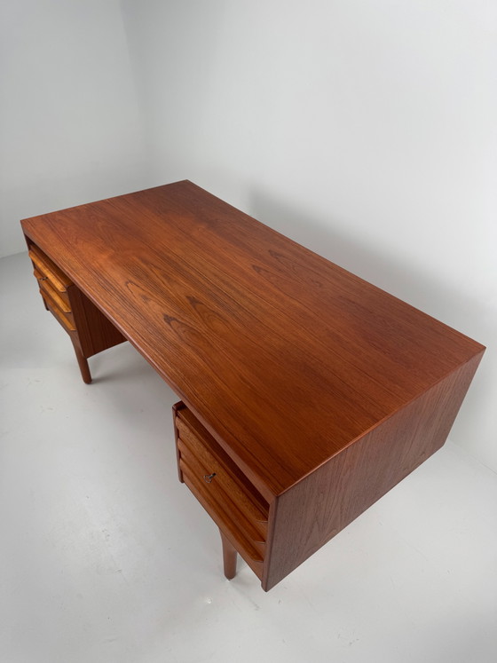 Image 1 of Bureau de direction Valdemar Mortensen – Design sculptural en teck danois, années 1960