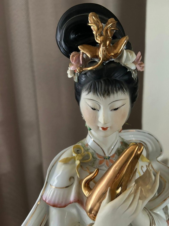 Image 1 of Exclusief Handbeschilderd Chinees Porseleinen Kunstbeeld – Fijne Details & Goudaccenten