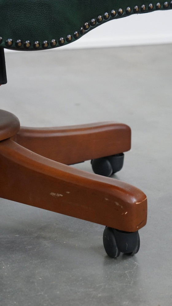 Image 1 of Rundleren en houten donkergroene chesterfield bureaustoel op wieltjes