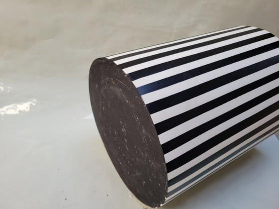 Image 1 of Tavolino in resina bianco e nero fatto a mano in Marocco – Handgemaakt in Marokko Zwart-Wit Resin Bijzettafel