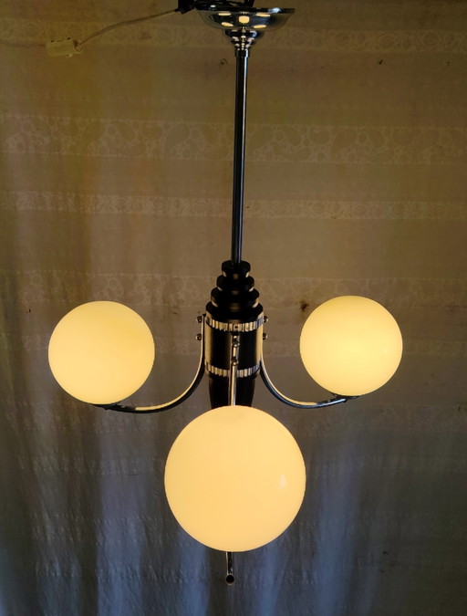 Lampadario Art Déco in metallo, legno e globo in vetro opalino - Anni '40/'50 – kroonluchters, Glass
