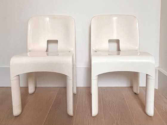Image 1 of 2 Chaises Vintage "Universale" par Joe Colombo pour Kartell - Blanc