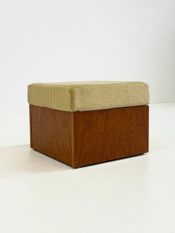 Image 1 of Poltrona vintage beige di metà secolo con struttura in legno e poggiapiedi