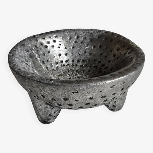 Piatto vintage in metallo martellato con treppiede – contenitore brutalista – decoratieve objecten, Aluminium