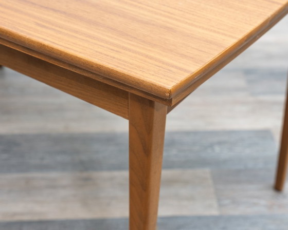 Image 1 of Tavolo da pranzo, anni '60, in noce, di forma leggermente ellittica.