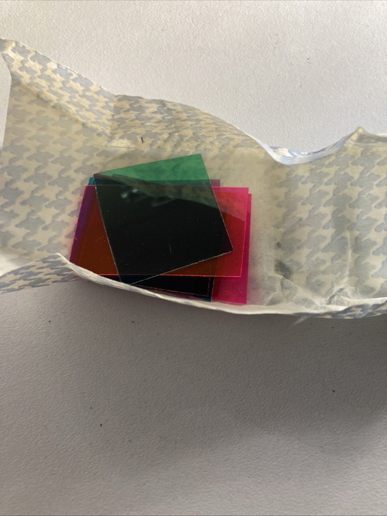 Image 1 of Statuetta in vetro eglomizzato raffigurante Cristo che regge il Sacro Cuore, XIX secolo