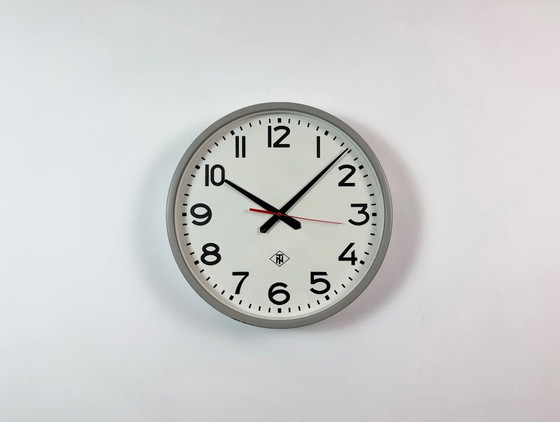 Grande horloge murale industrielle grise de TN, années 1960 – Pendules, Verre, Fer (photo 2 of 15)