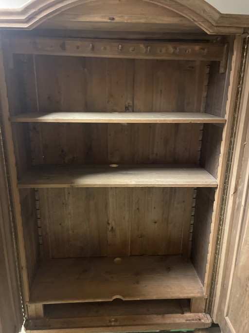 Armoire ancienne en bois massif nécessitant quelques réparations.