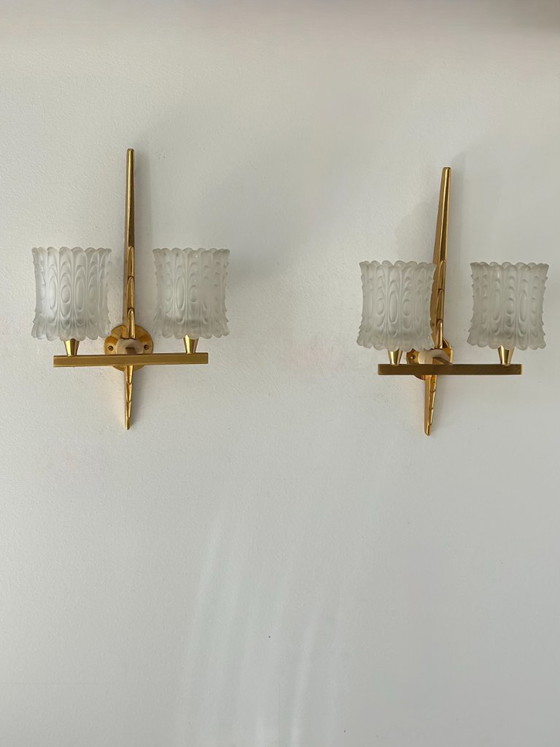 Image 1 of Paire d'appliques doubles laiton et verre moulé pressé sablé, Maison Arlus France 1950