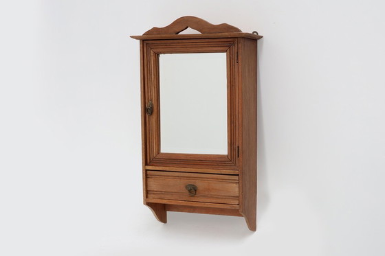 Image 1 of Franse Art Deco scheerkast in houtsnijwerk met afgeschuinde spiegel