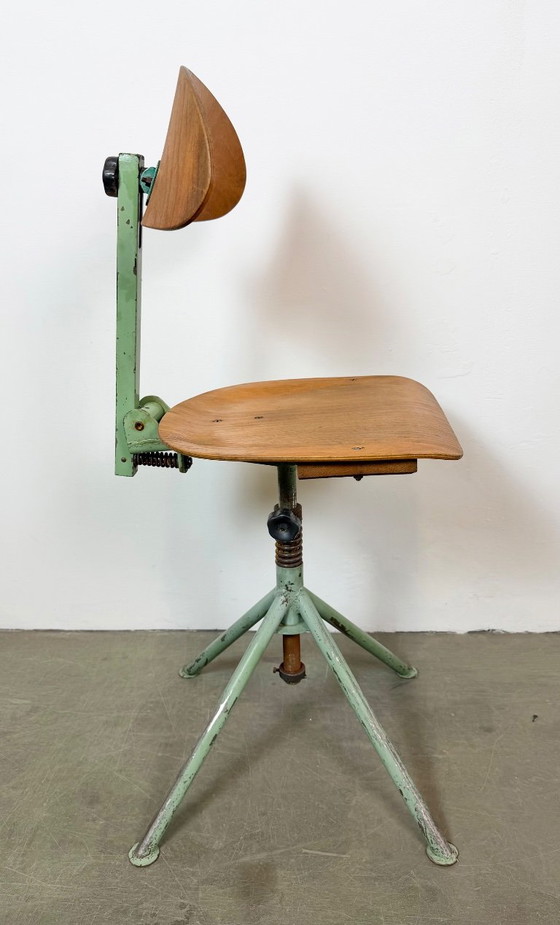 Chaise d'atelier industrielle verte, années 1950 – Tabourets, Iron (photo 17 of 18)
