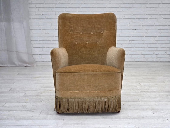 Image 1 of Poltrona danese con schienale alto, anni '70, rivestimento in velluto verde chiaro.