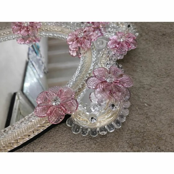 Image 1 of Miroir ovale vénitien classique italien à motif floral rose en verre de Murano sculpté à la main, style Murano