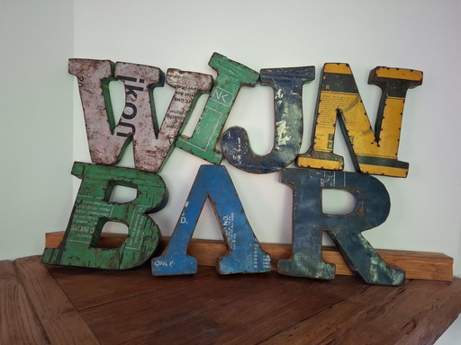 Lettere decorative in latta con la scritta "WINE BAR"