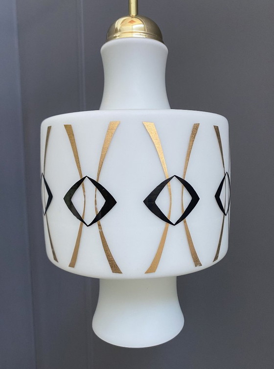 Image 1 of Lampada a sospensione in vetro opalino con disegno in oro e nero