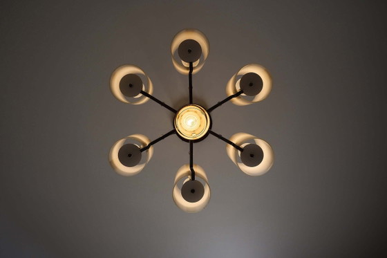 Lustre chromé à six bras avec diffuseurs cylindriques en verre opalin, Europe, années 1970, Plafonniers (photo 4 sur 10)