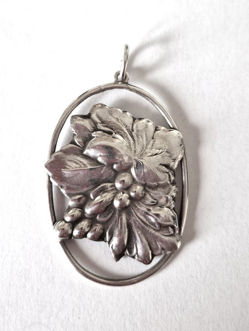 Großer dänischer Anhänger mit Trauben und Blättern von Hugo Grün