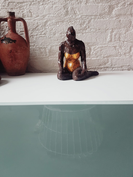 Femme assise en maillot de bain, modelage