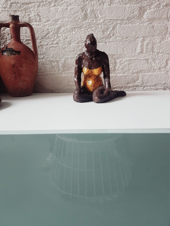 Image 1 of Femme assise en maillot de bain, modelage