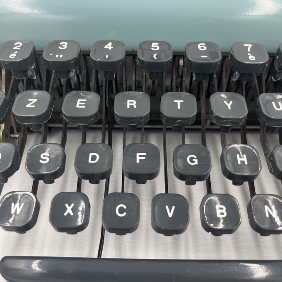 Image 1 of Olivetti Lettera 22 typewriter Blue