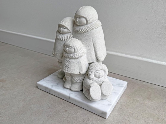 1x Statue einer Inuit-/Eskimo-Familie aus belgischem Sandstein von Marbell auf Marmorsockel – Bildhauerei (photo 3 of 9)