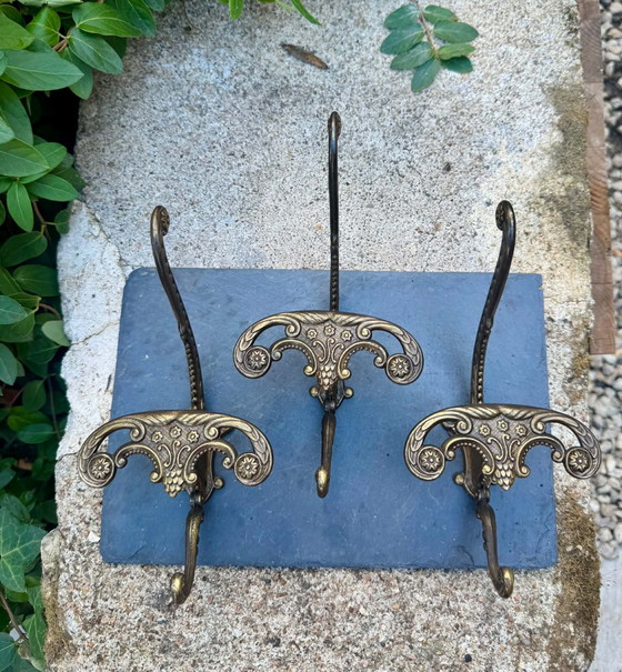 3 vintage baroque brass coat hooks Italy – Decorative Objects (photo 11 of 15)