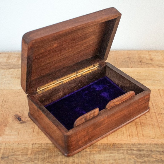 Image 1 of Boîte à bijoux vintage de style moderne du milieu du siècle : bois de noyer aux bords arrondis