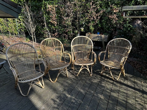 4 Vieilles chaises en rotin pour le jardin ou la véranda