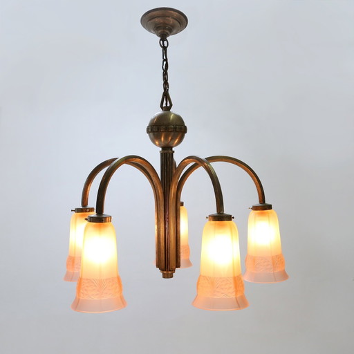 Lampadario Art Déco con paralumi in vetro rosa inciso, anni '30