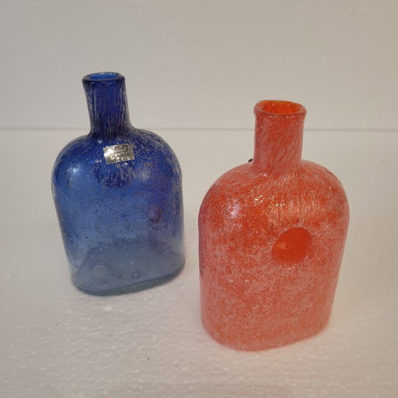 Image 1 of Paar blau-orangefarbene Blasenglasgefäße, Arabien, 2000er Jahre - Finnland