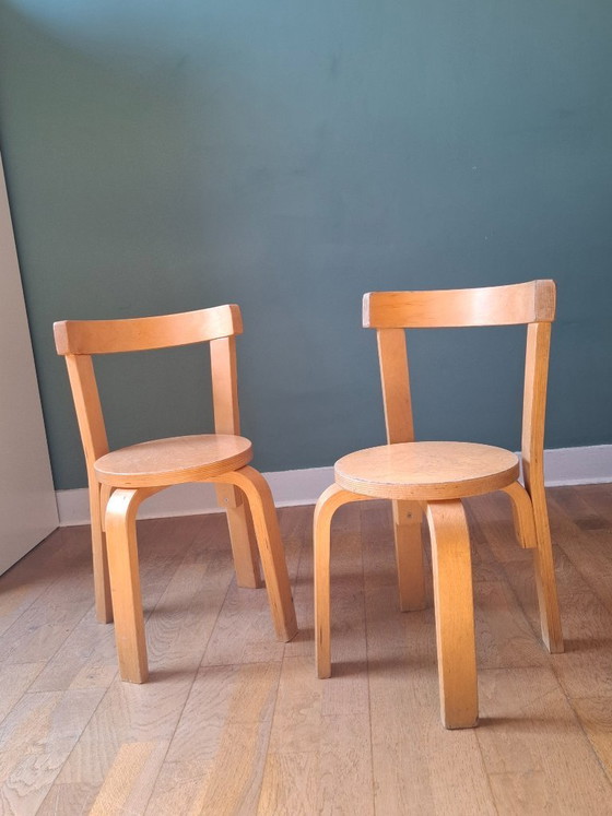 Image 1 of Een paar kinderstoelen in de stijl van Alvar Aalto.