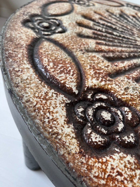 Image 1 of Ronde keramische salontafel toegeschreven aan François Chaty