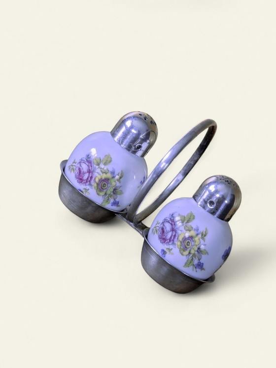 Image 1 of Set di saliere e pepiere vintage | anni '60 in ceramica e metallo | decoro floreale con supporto