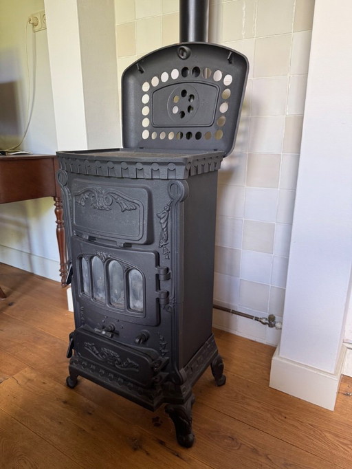 Freestanding Thermocet rose classic gas stove, with single wall smoke outlet.