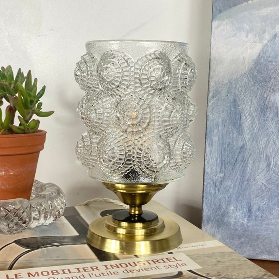 Antique globe table lamp in molded clear glass and brass base (photo 3 of 9)
